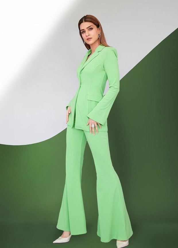 Kriti Sanon’s green pantsuit for Bhediya promotions is the go-to look stylish at your next meeting Kriti Sanon’s green pantsuit for Bhediya promotions is the go-to look stylish at your next meeting