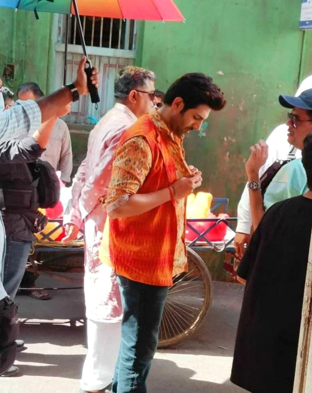 LEAKED PHOTOS: Kartik Aaryan and Kiara Advani ride a bike in Ahmedabad for Satyaprem Ki Katha shoot LEAKED PHOTOS: Kartik Aaryan and Kiara Advani ride a bike in Ahmedabad for Satyaprem Ki Katha shoot