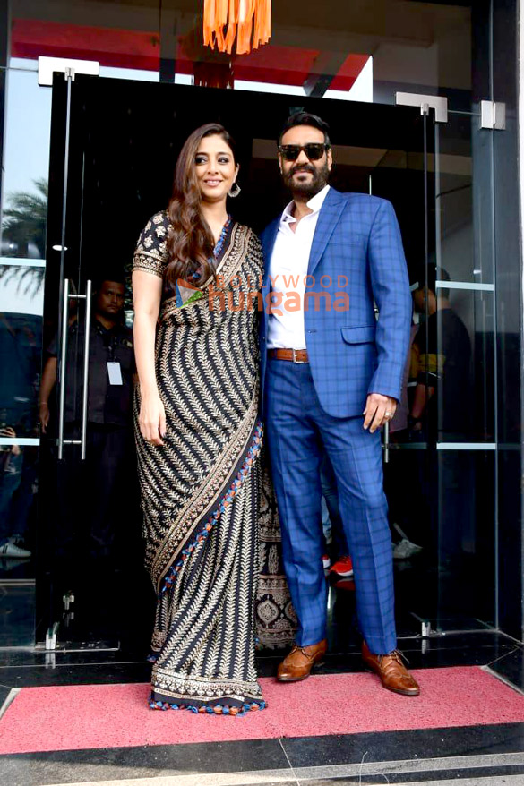 photos ajay devgn and tabu snapped promoting drishyam 2 on sets of the show jhalak dikhla jaa 6