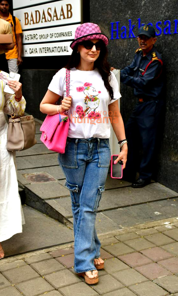 photos amisha patel spotted outside a cafe in bandra 3