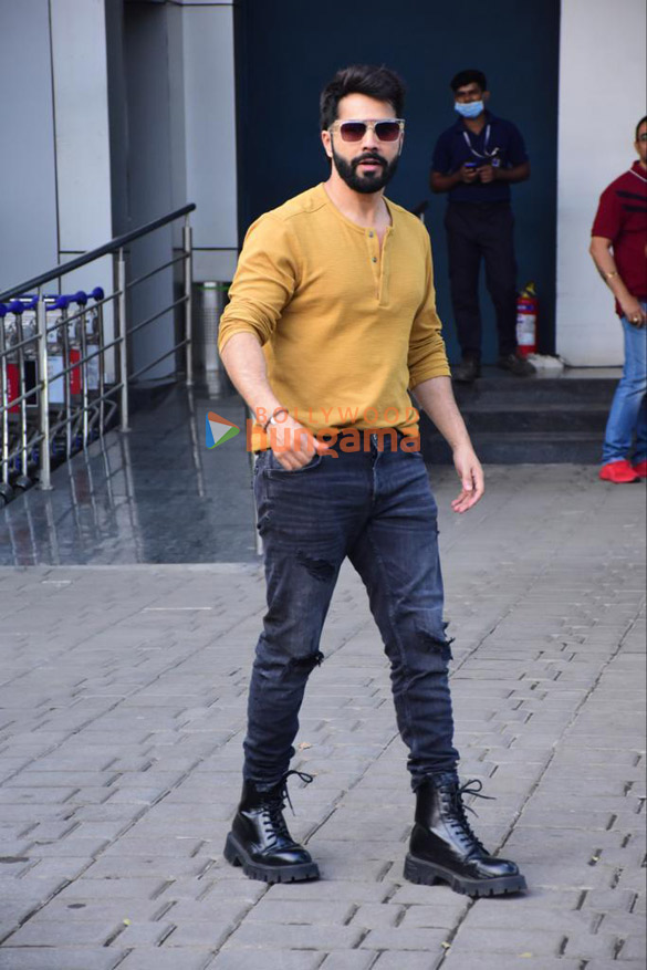 photos anushka sharma virat kohli poonam pandey and others snapped at the airport 5