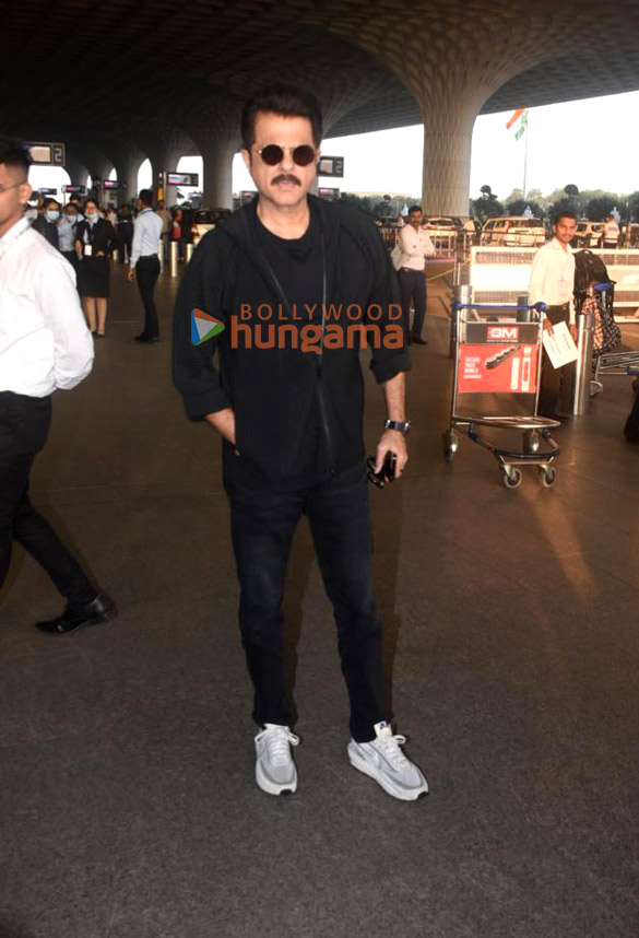 photos deepika padukone ranveer singh ananya panday and others snapped at the airport 7