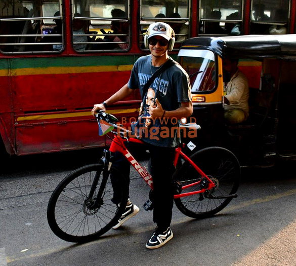 photos ishaan khatter snapped cycling in bandra 3