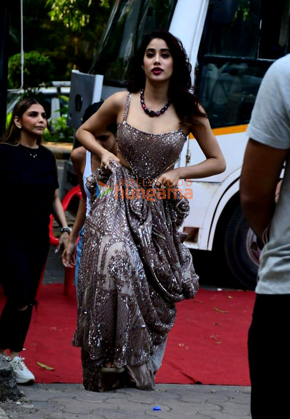 Photos: Janhvi Kapoor snapped on location of shoot Photos: Janhvi Kapoor snapped on location of shoot