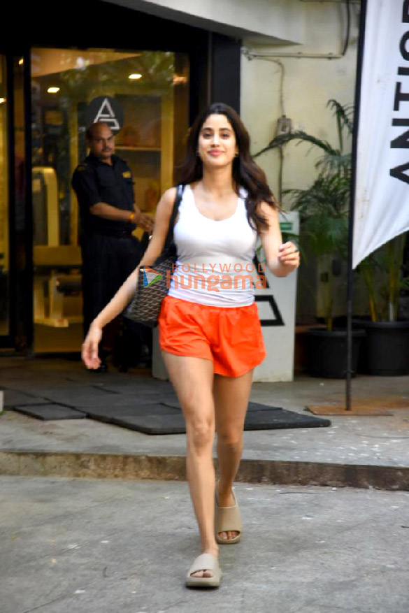 photos janhvi kapoor snapped outside the gym 2 3