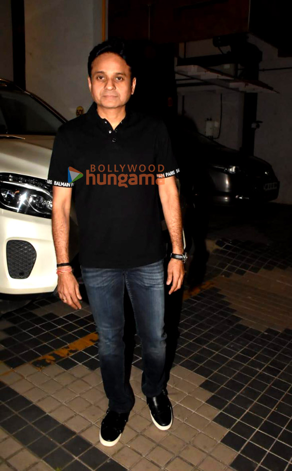 photos karan johar sussanne khan apoorva mehta and others snapped outside bunty sachdevas house in bandra 3