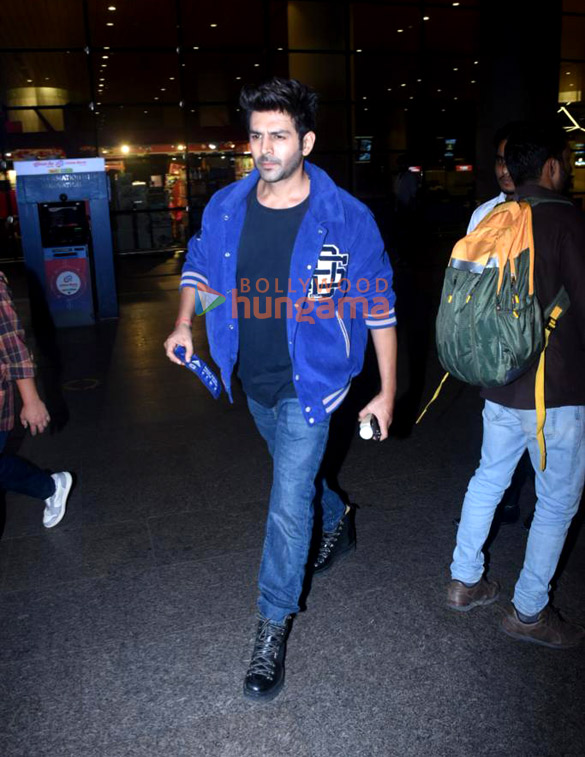 photos kartik aaryan snapped at the airport 1 4