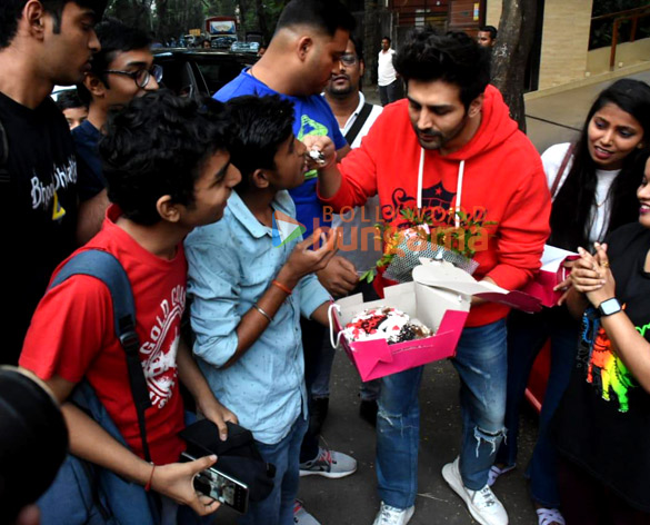 photos kartik aaryan snapped celebrating her birthday with fans 4