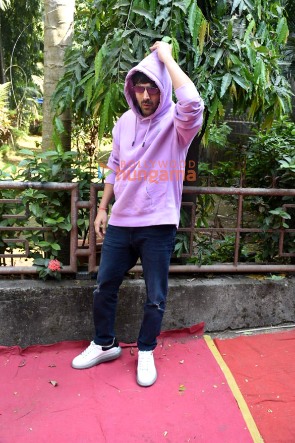 photos kartik aaryan snapped promoting freddy 2
