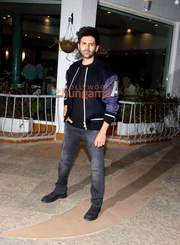 photos kartik aaryan snapped promoting the music of freddy in mumbai 4