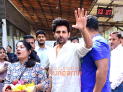 Photos: Kartik Aaryan snapped visiting Siddhivinayak temple on his birthday