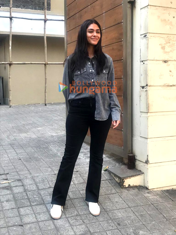 photos pooja hegde mrunal thakur and others snapped in bandra 6