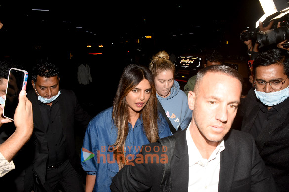 photos priyanka chopra jonas akshay kumar and janhvi kapoor snapped at the airport 4