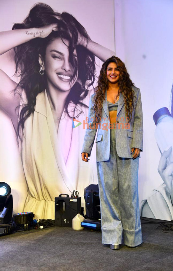 photos priyanka chopra snapped at palladium mall in mumbai 4