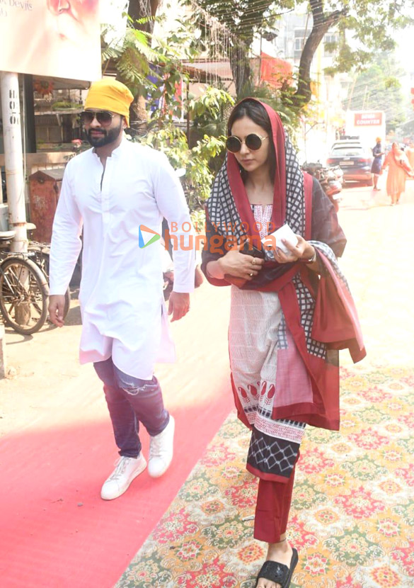 Photos: Rakul Preet Singh, Jackky Bhagnani, and Nimrat Kaur snapped at a Gurdwara Photos: Rakul Preet Singh, Jackky Bhagnani, and Nimrat Kaur snapped at a Gurdwara
