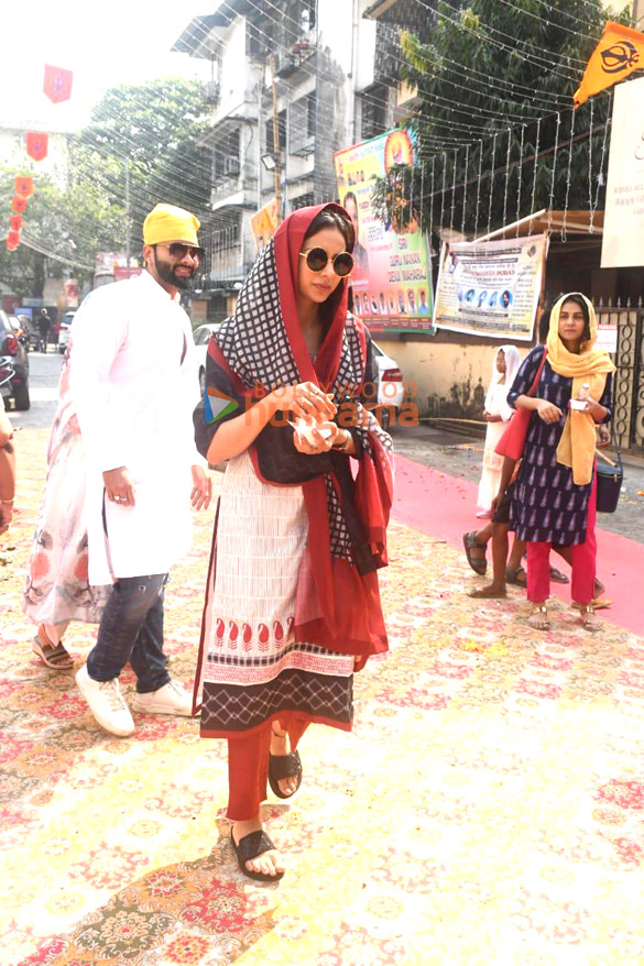 photos rakul preet singh jackky bhagnani and nimrat kaur snapped at a gurdwara 2