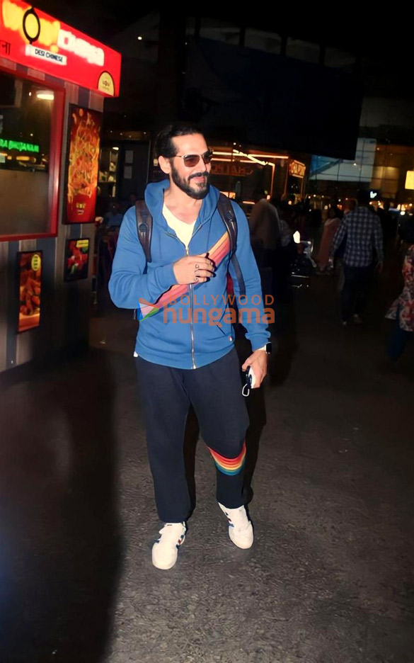 photos ranveer singh and dino morea snapped at the airport 2