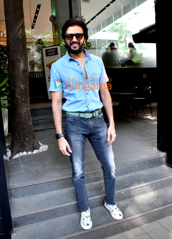 photos riteish deshmukh spotted outside a cafe in khar 4