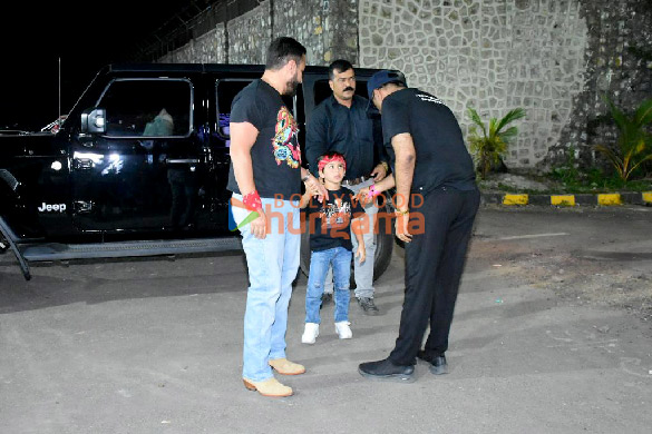 photos saif ali khan snapped with son taimur ali khan attending the independence rock event 4