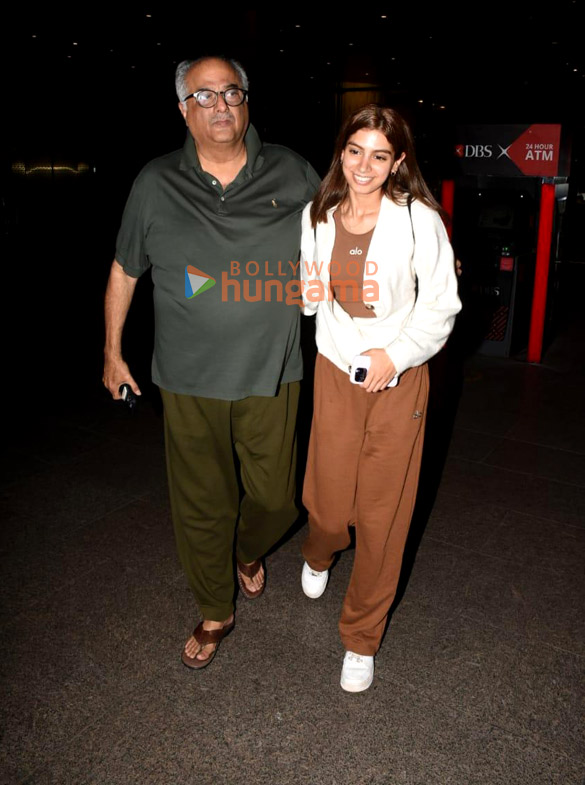 photos shah rukh khan suhana khan alaya f and others snapped at the airport 3