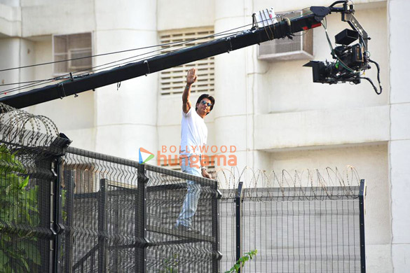 photos shah rukh khan snapped waving to fans at mannat 1