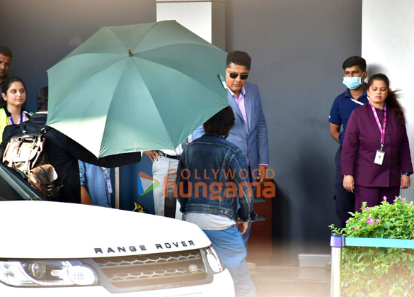 photos shah rukh khan spotted at kalina airport 3