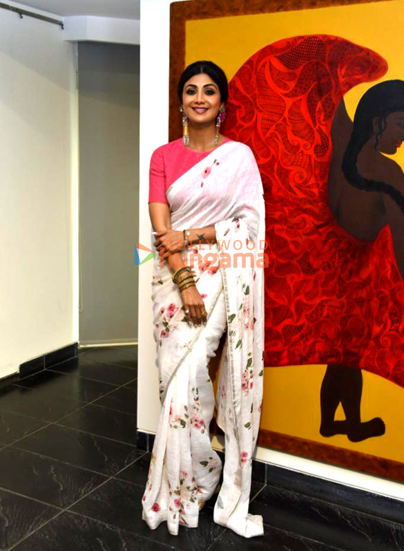 photos shilpa shetty snapped attending the inauguration of krishn kanhais paintings at the tao art gallery 4