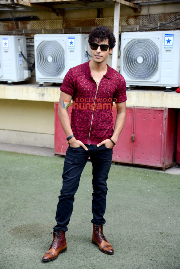 photos siddhant chaturvedi and ishaan khatter host a special screening of phone bhoot for underprivileged kids in juhu 2