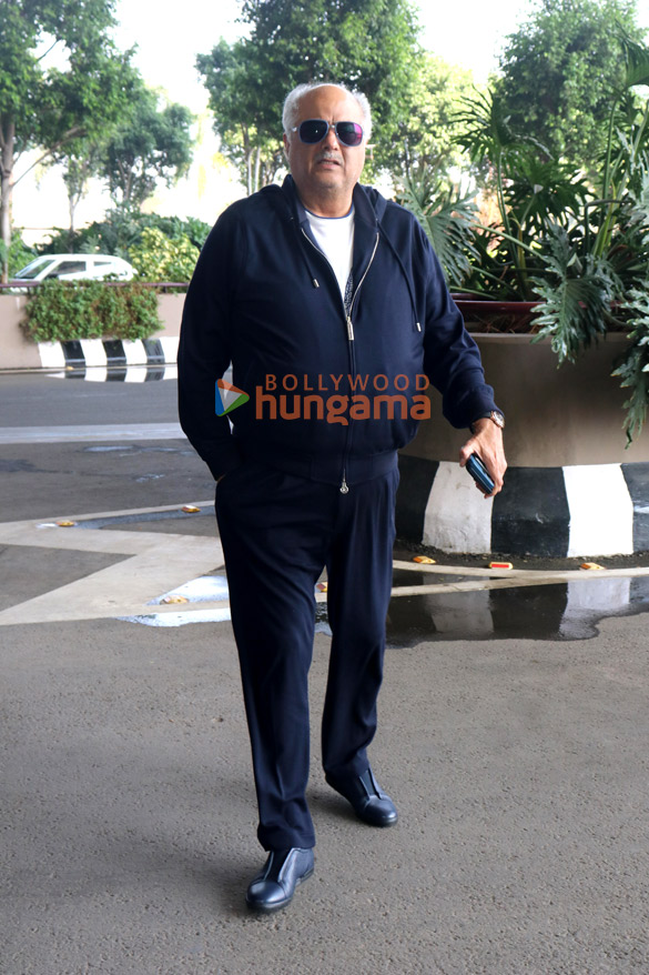 photos sonam kapoor ahuja yami gautam dhar jaya pradha and others snapped at the airport 8