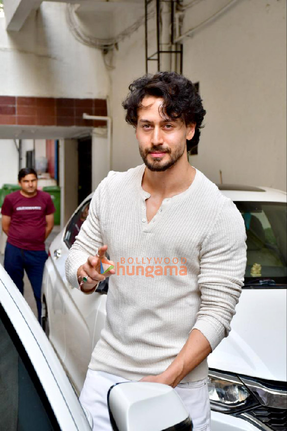 photos tiger shroff snapped outside the dharma office in khar 1 2