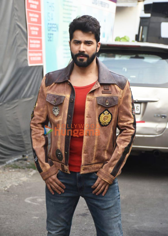 photos varun dhawan kriti sanon deepak dobriyal abhishek banerjee and amar kaushik snapped promoting 1