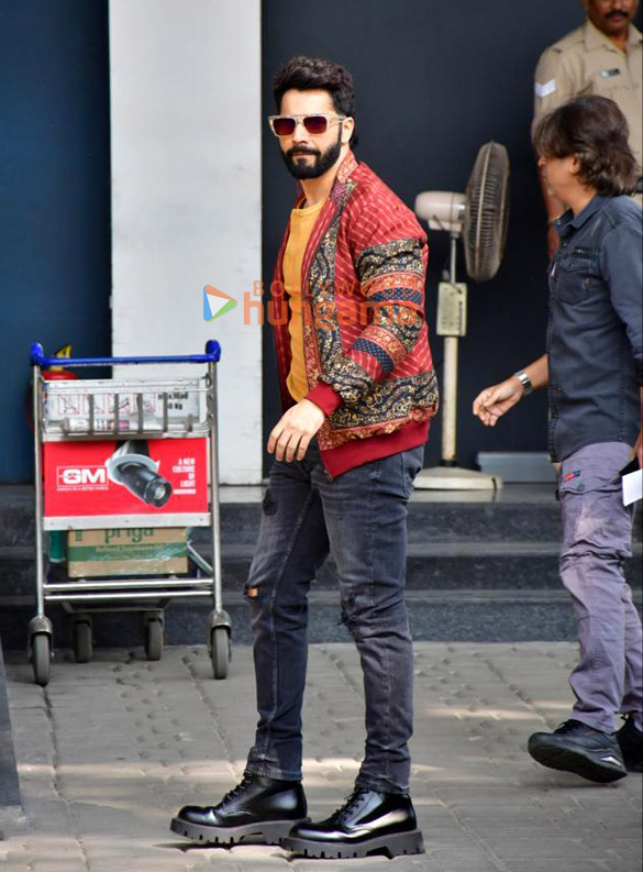 Photos: Varun Dhawan, Kriti Sanon and Dinesh Vijan snapped at Kalina Airport Photos: Varun Dhawan, Kriti Sanon and Dinesh Vijan snapped at Kalina Airport