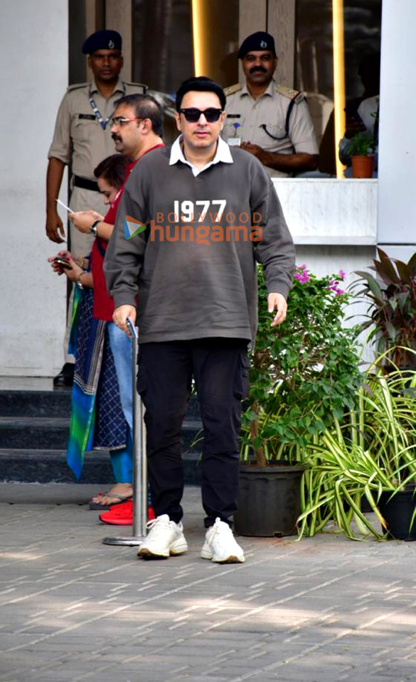 photos varun dhawan kriti sanon and dinesh vijan snapped at kalina airport 3