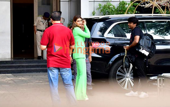 photos varun dhawan kriti sanon and dinesh vijan snapped at kalina airport 4