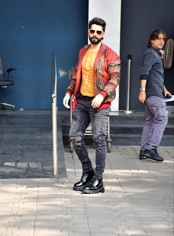 photos varun dhawan kriti sanon and dinesh vijan snapped at kalina airport 5