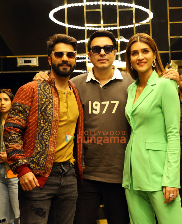 photos varun dhawan kriti sanon and dinesh vijan snapped promoting bhediya at velocity miraj cinemas in indore 4
