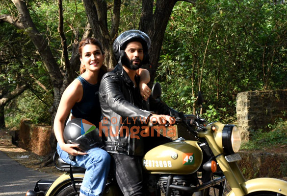photos varun dhawan and kriti sanon snapped promoting bhediya on indian idol 2 2