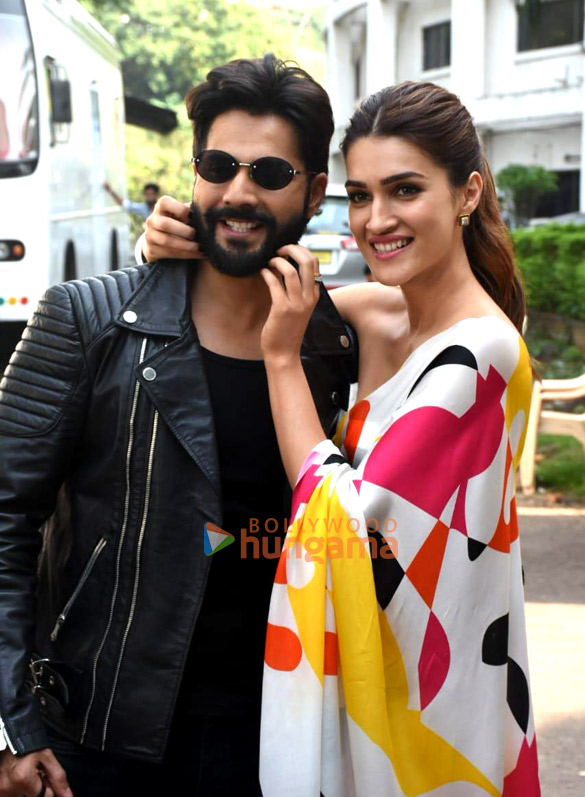 Photos: Varun Dhawan and Kriti Sanon snapped promoting Bhediya on Indian Idol Photos: Varun Dhawan and Kriti Sanon snapped promoting Bhediya on Indian Idol