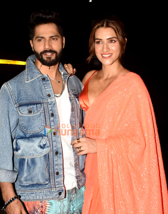 photos varun dhawan and kriti sanon snapped promoting bhediya on the sets of bigg boss 16 1