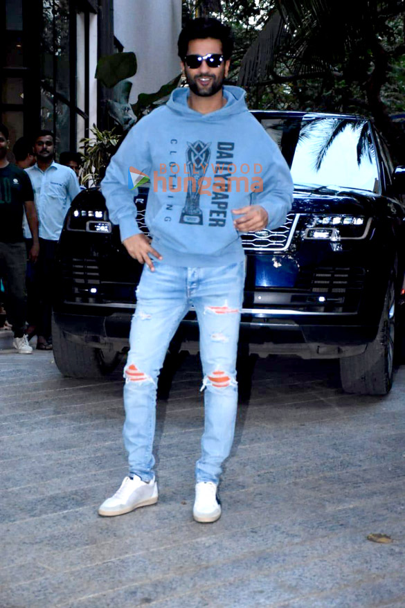 photos vicky kaushal spotted in bandra 2 2