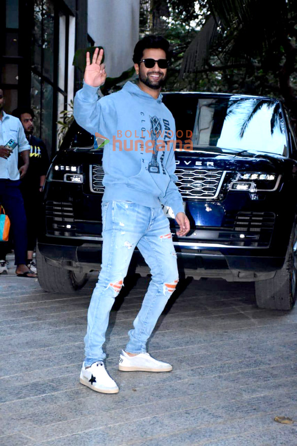 photos vicky kaushal spotted in bandra 3 2