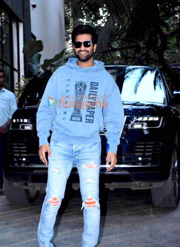 photos vicky kaushal spotted in bandra 4 2