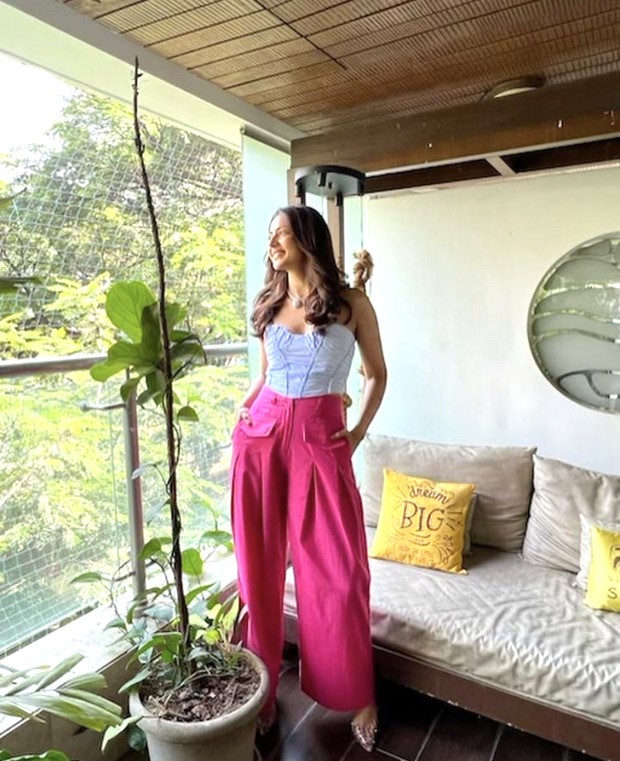 Rakul Preet Singh chills in style, dons a fuchsia high waist pants and lavender top Rakul Preet Singh chills in style, dons a fuchsia high waist pants and lavender top