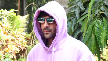 Spotted Kartik Aaryan as her comes out of his Mini Cooper