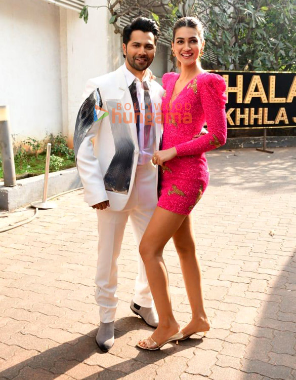 varun dhawan and kriti sanon snapped promoting bhediya on the sets of jhalak dikhhla jaa 1