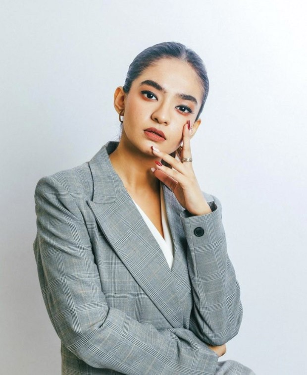 Anushka Sen is making workwear look oh-so-hot with a grey checkered pantsuit