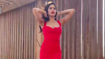 Janhvi Kapoor looks absolutely sizzling in any outfit she wears!