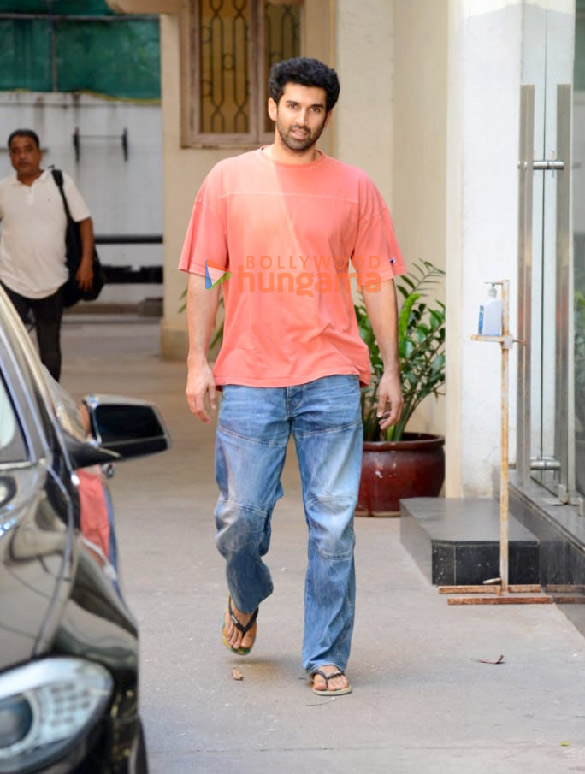 photos aditya roy kapur snapped outside sunny super sound in juhu 3