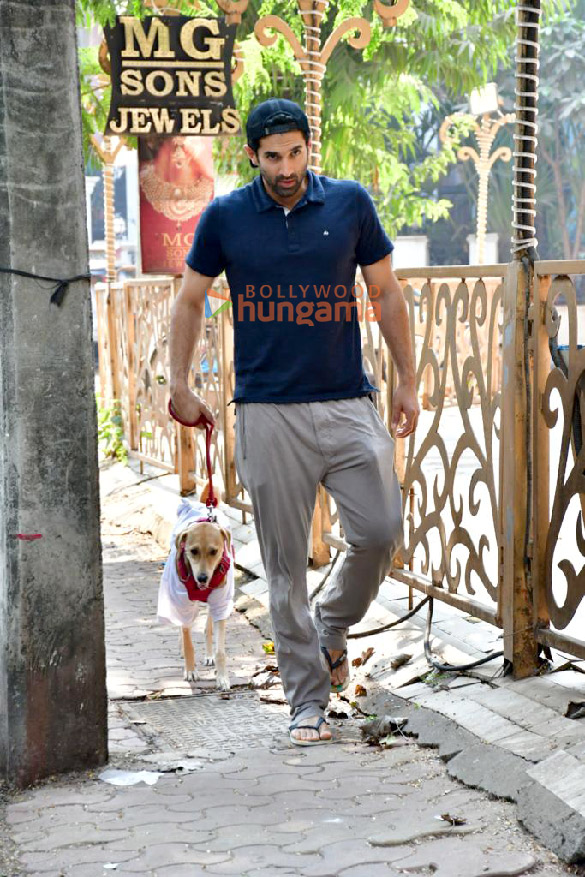 photos aditya roy kapur spotted at pet clinic in khar 3