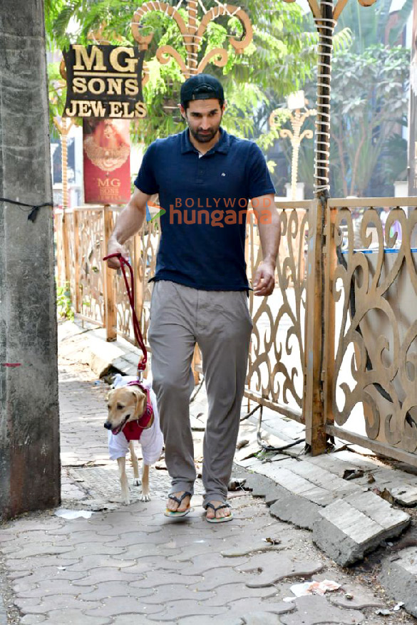 photos aditya roy kapur spotted at pet clinic in khar 4